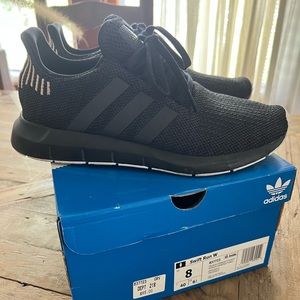 Adidas Swift Run black tennis shoes